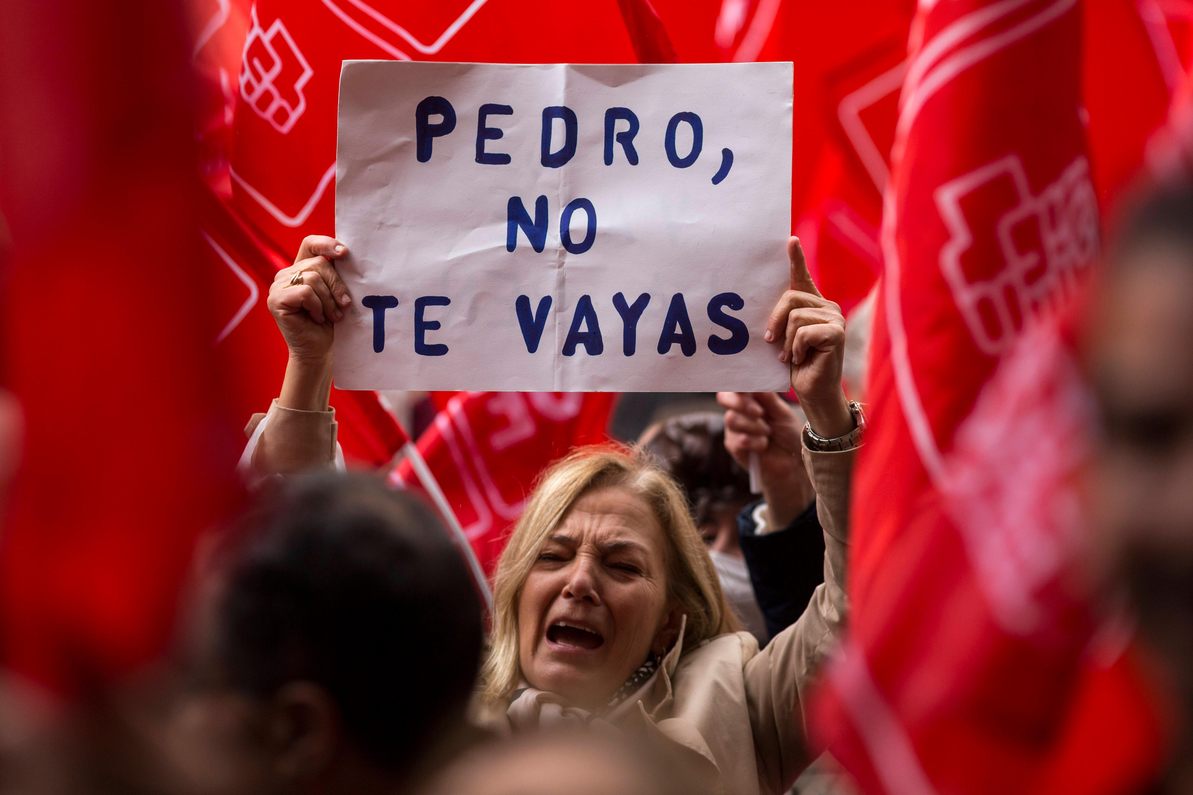 Eine Demonstrantin hält ein Plakat mit der Aufschrift »Pedro, geh nicht« auf einer Demonstration in Madrid, um Pedro Sánchez im Amt des Regierungspräsidenten zu unterstützen. Aufnahme vom 27. April 2024.